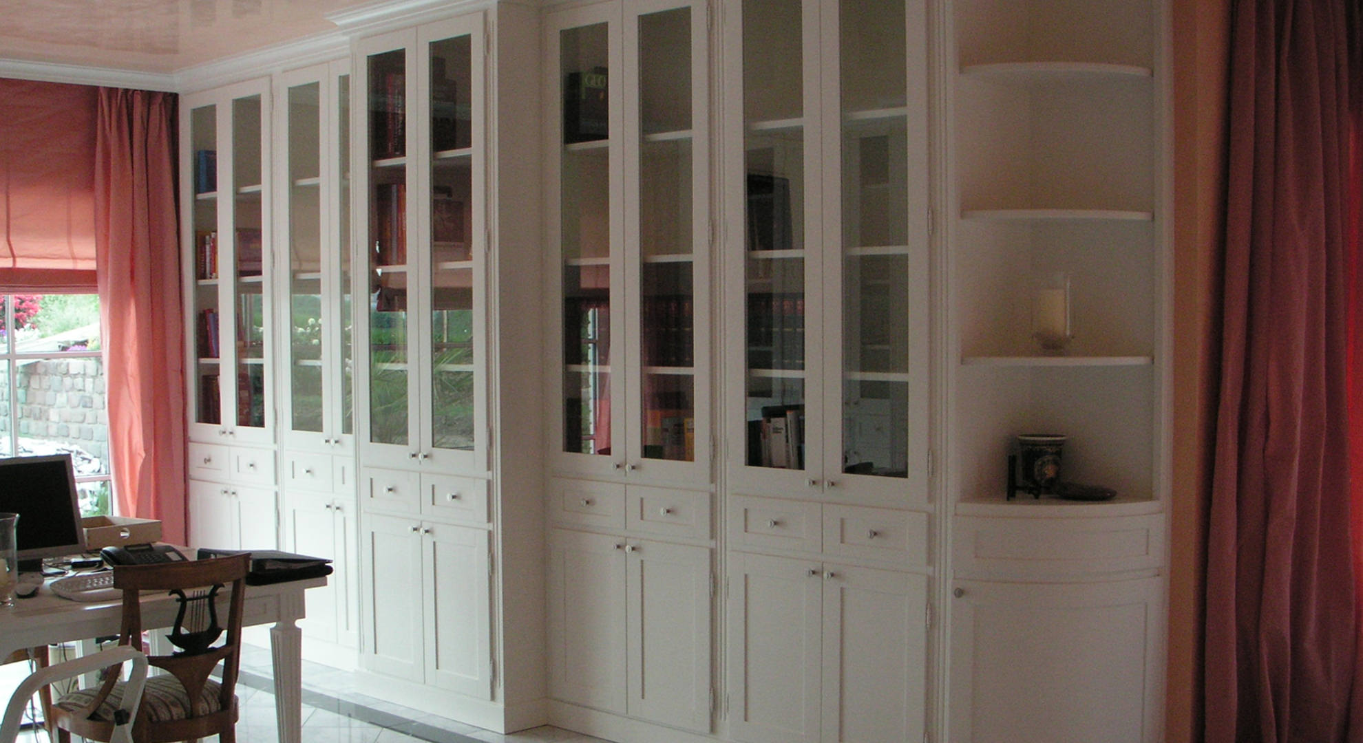 Inneneinrichtung einer Bibliothek in klassischer Ausführung in weiß matt.